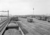 159818 Gezicht op het rangeerterrein van de N.S. te Susteren met open goederenwagens voor het vervoer van steenkolen.